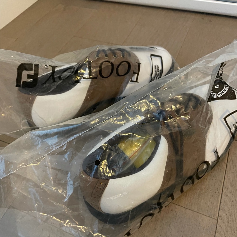 Brand new size 8 men's golf shoes